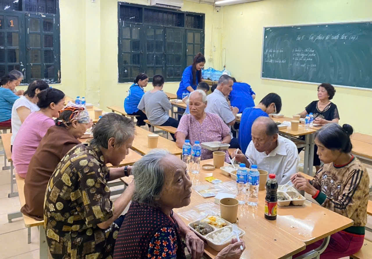 Các cụ già được hỗ trợ chăm sóc tại địa chỉ số 67 Phó Đức Chính. Ảnh: PV. Các cụ già được hỗ trợ chăm sóc tại địa chỉ số 67 Phó Đức Chính. Ảnh: PV.