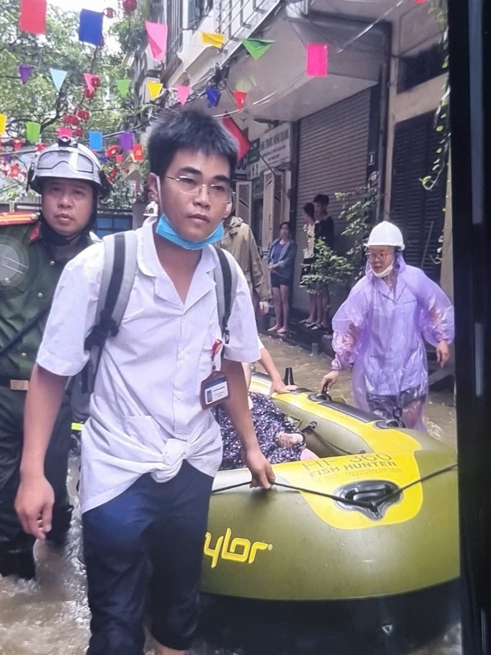 Hỗ trợ di chuyển các bệnh nhân khỏi khu vực ngập lụt. Ảnh: PV. Hỗ trợ di chuyển các bệnh nhân khỏi khu vực ngập lụt. Ảnh: PV.