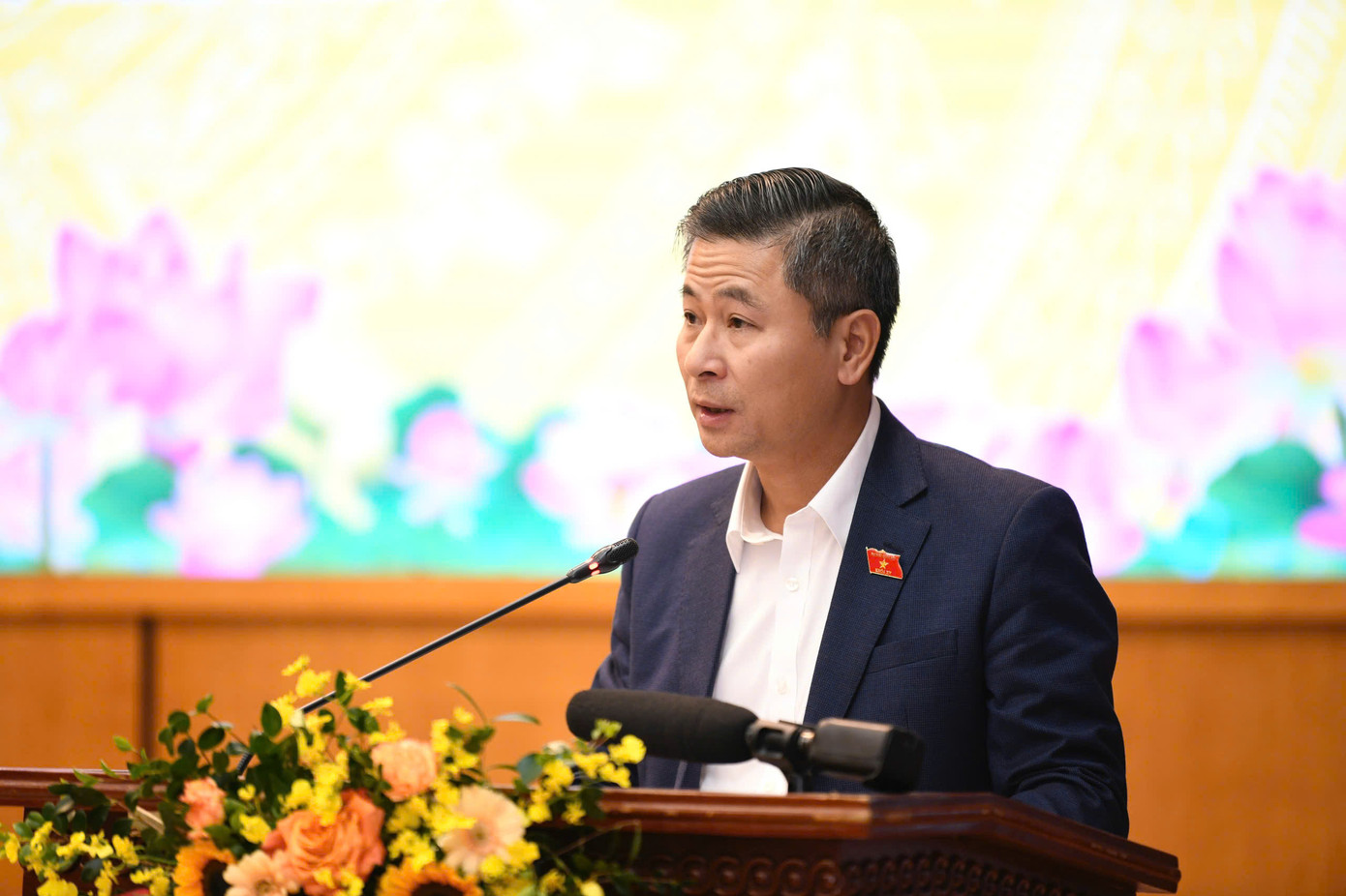 Đại biểu Quốc hội - Giám đốc Sở GTVT Hà Nội Nguyễn Phi Thường trình bày báo cáo trả lời các kiến nghị của cử tri thành phố Hà Nội. Ảnh: Như Ý.