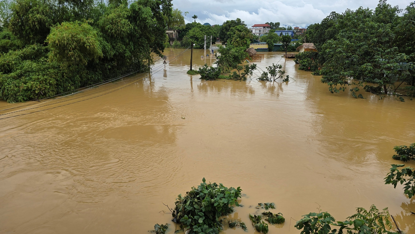 Một số khu vực vẫn ngập sâu, đặc biệt tại những khu dân cư ven sông Cầu. Nhiều người dân vẫn còn mắc kẹt sau nhiều ngày nước lũ bao vây. Ảnh: Hoàng Mạnh Thắng Một số khu vực vẫn ngập sâu, đặc biệt tại những khu dân cư ven sông Cầu. Nhiều người dân vẫn còn mắc kẹt sau nhiều ngày nước lũ bao vây. Ảnh: Hoàng Mạnh Thắng