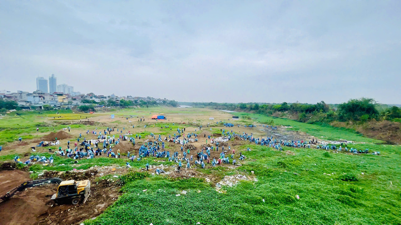 Sáng 27/10, đông đảo đoàn viên, thanh niên, người dân tham gia dọn dẹp rác thải khu vực bãi ven sông Hồng trên địa bàn phường Phúc Xá (Ba Đình, Hà Nội).