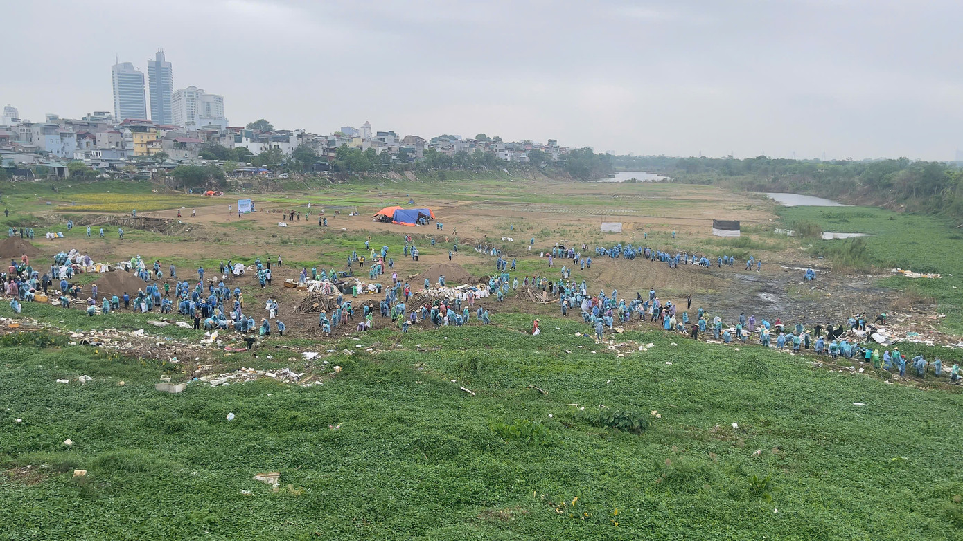 Sáng 27/10, đông đảo đoàn viên, thanh niên, người dân tham gia dọn dẹp rác thải khu vực bãi ven sông Hồng trên địa bàn phường Phúc Xá (Ba Đình, Hà Nội).