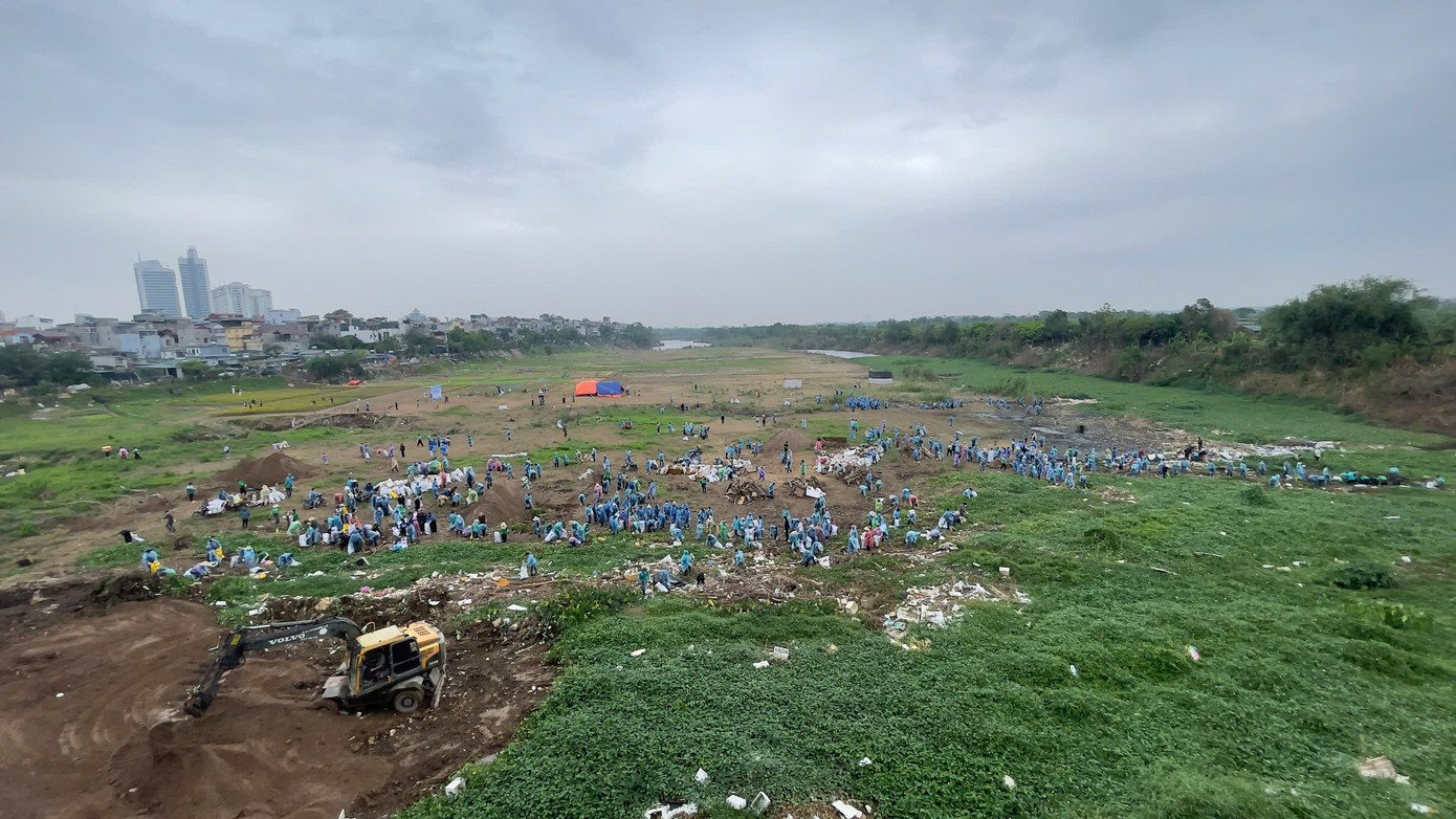 Sáng 27/10, đông đảo đoàn viên, thanh niên, người dân tham gia dọn dẹp rác thải khu vực bãi ven sông Hồng trên địa bàn phường Phúc Xá (Ba Đình, Hà Nội).