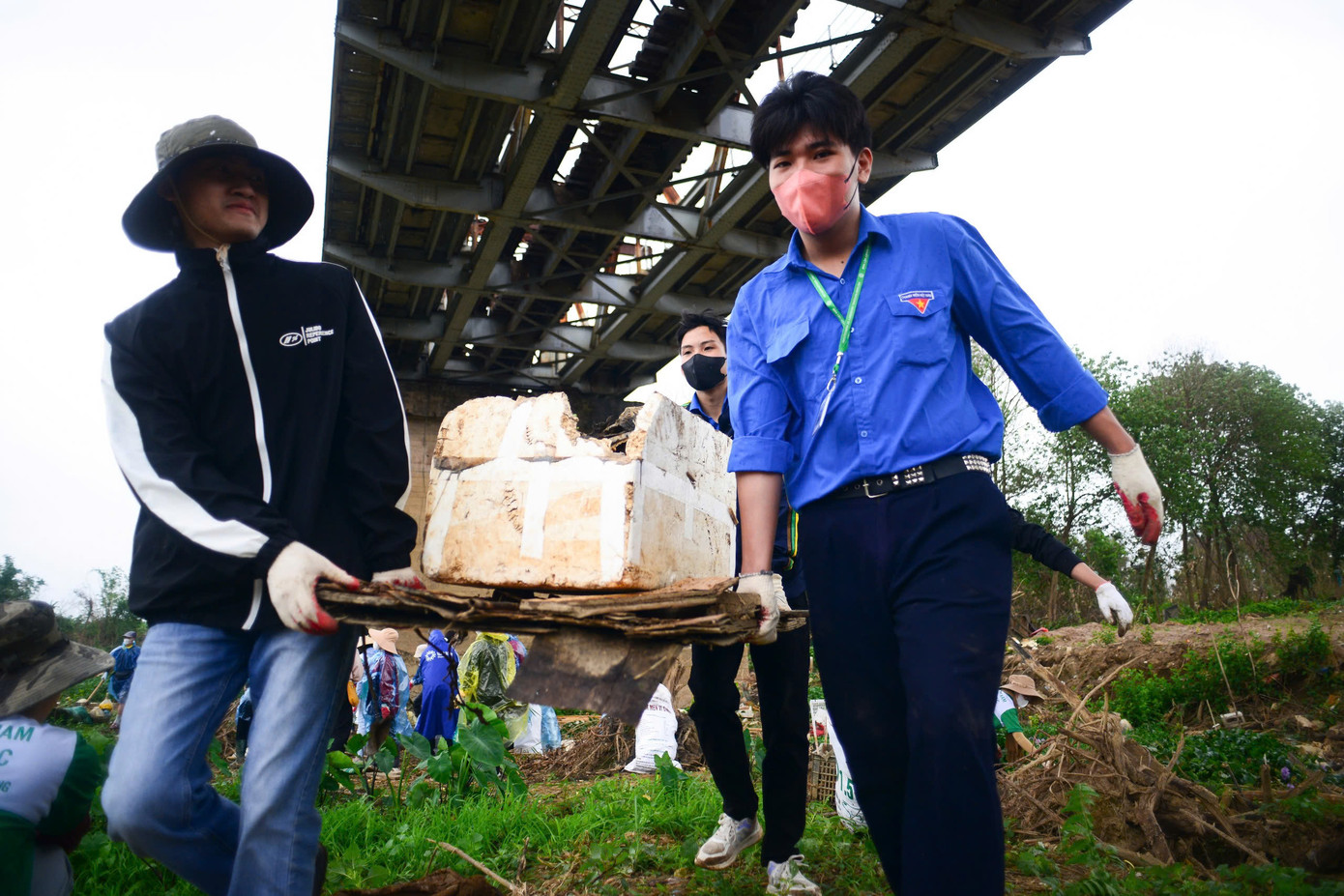 Đoàn viên, thanh niên tích cực dọn dẹp rác thải khu vực gần cầu Long Biên.