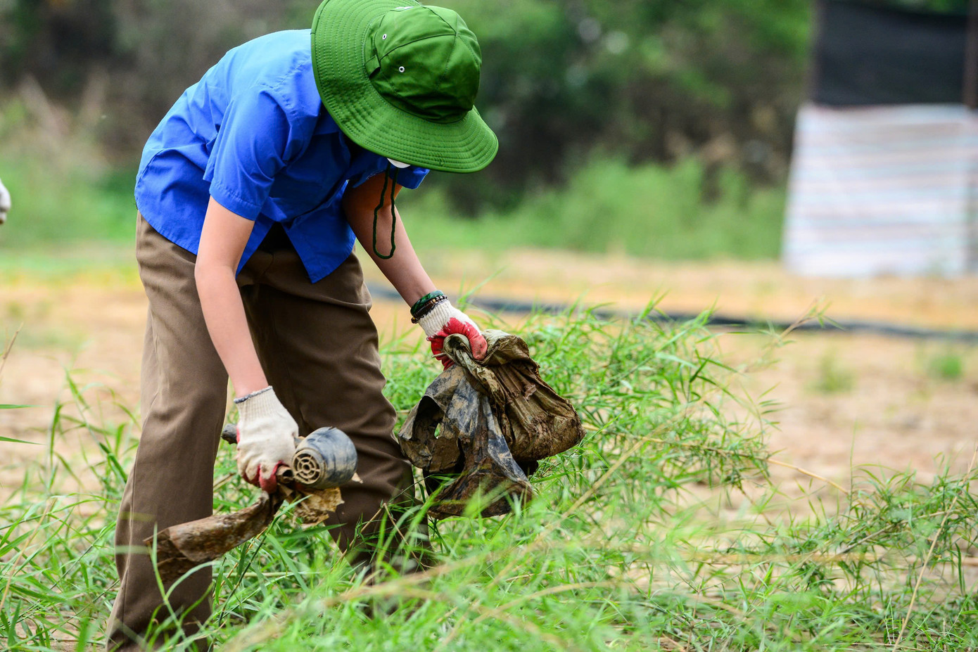 Đoàn viên, thanh niên tích cực dọn dẹp rác thải khu vực gần cầu Long Biên.