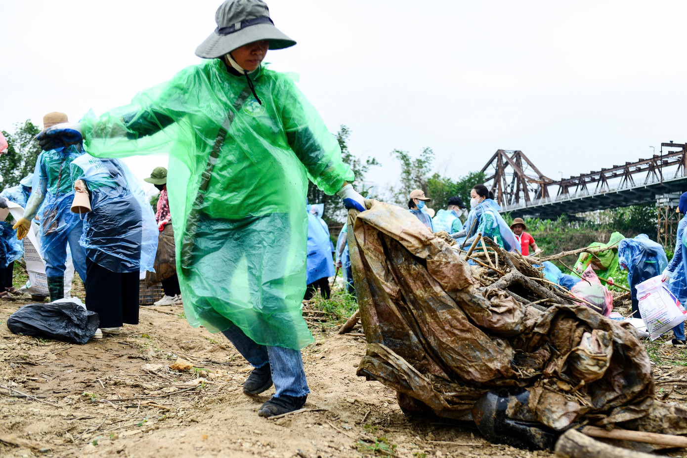 Thời gian gần đây, chính quyền quận Ba Đình, phường Phúc Xá rất quyết liệt trong việc xử lý các trường hợp lấn chiếm đất bãi ven sông Hồng. Những khu vực sau giải tỏa sẽ được dọn dẹp để trồng hoa, cải tạo môi trường cảnh quan.