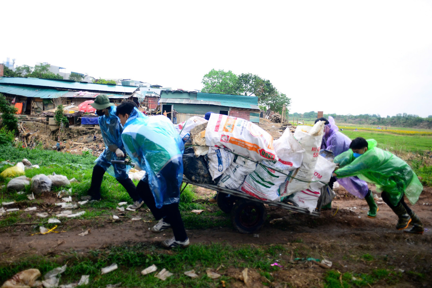 Thời gian gần đây, chính quyền quận Ba Đình, phường Phúc Xá rất quyết liệt trong việc xử lý các trường hợp lấn chiếm đất bãi ven sông Hồng. Những khu vực sau giải tỏa sẽ được dọn dẹp để trồng hoa, cải tạo môi trường cảnh quan.