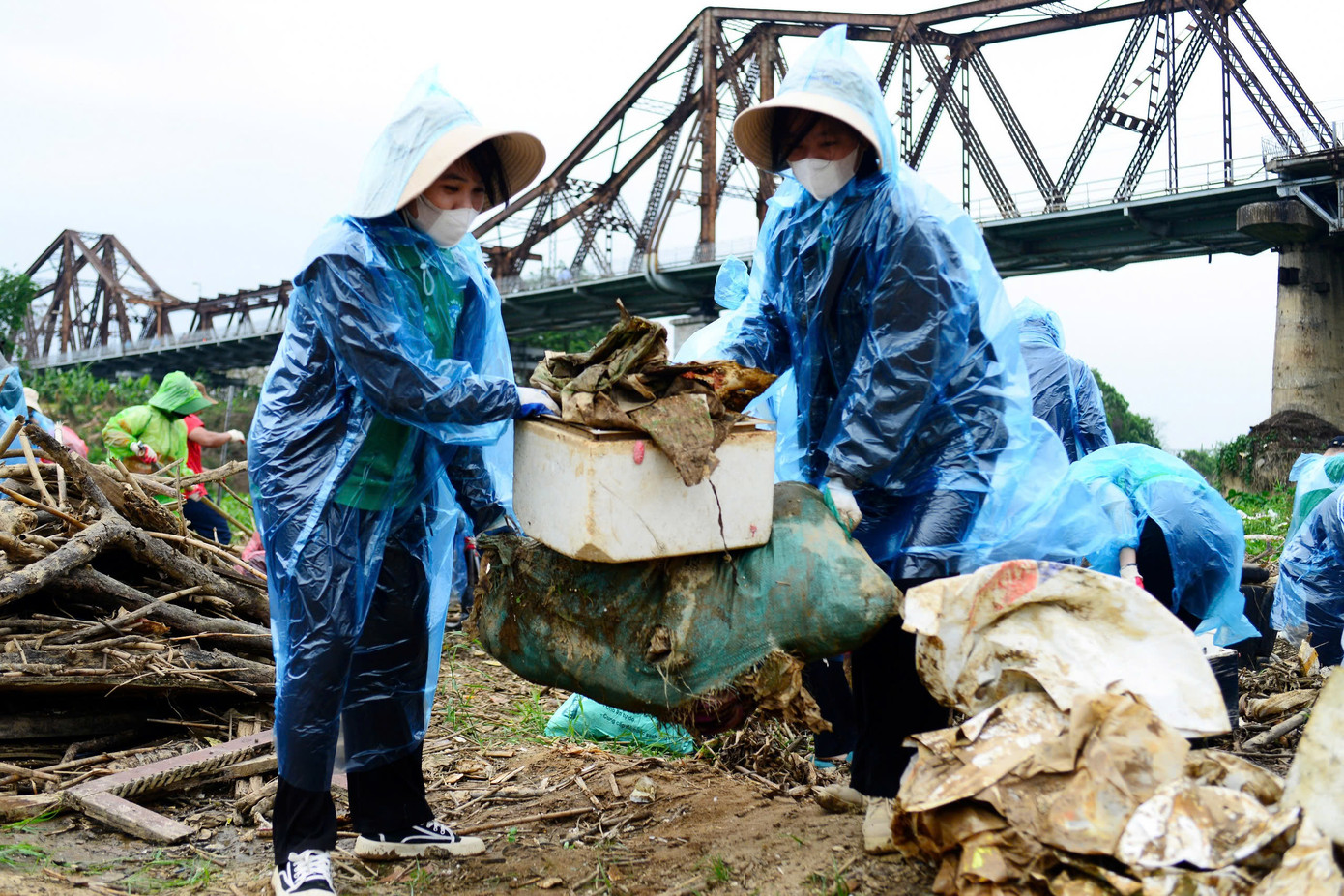 Thời gian gần đây, chính quyền quận Ba Đình, phường Phúc Xá rất quyết liệt trong việc xử lý các trường hợp lấn chiếm đất bãi ven sông Hồng. Những khu vực sau giải tỏa sẽ được dọn dẹp để trồng hoa, cải tạo môi trường cảnh quan.