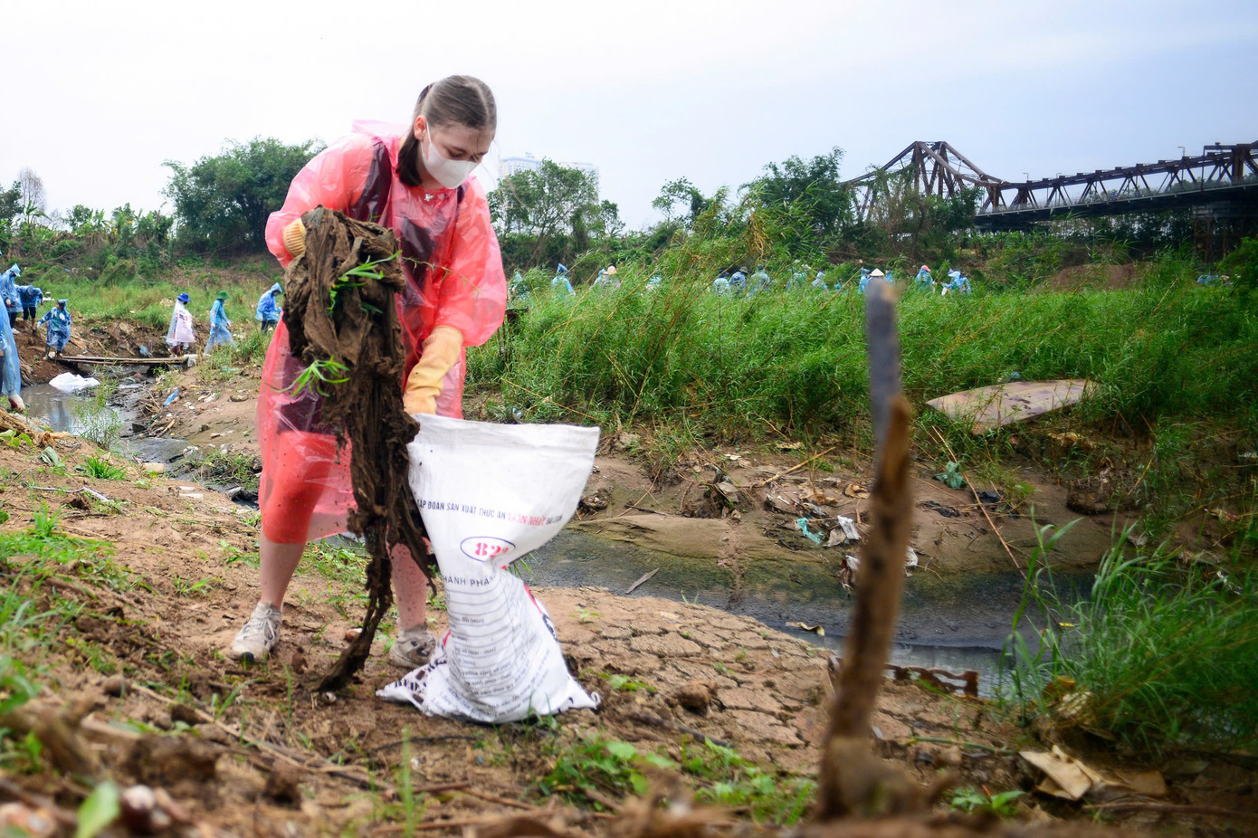 Đoàn viên, thanh niên tích cực dọn dẹp rác thải khu vực gần cầu Long Biên.