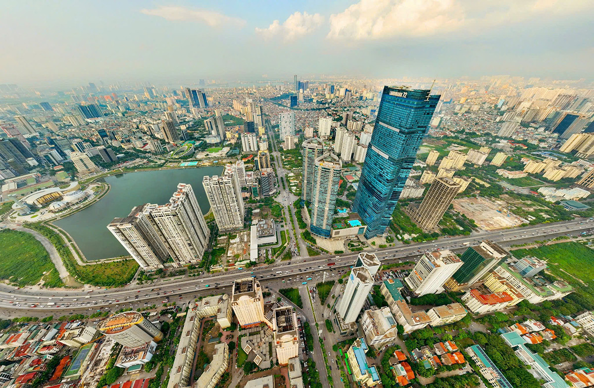 Trải qua chiều dài lịch sử, trong những năm qua, Hà Nội đang phát triển "vươn mình", xây dựng thành phố "văn hiến - văn minh - hiện đại".