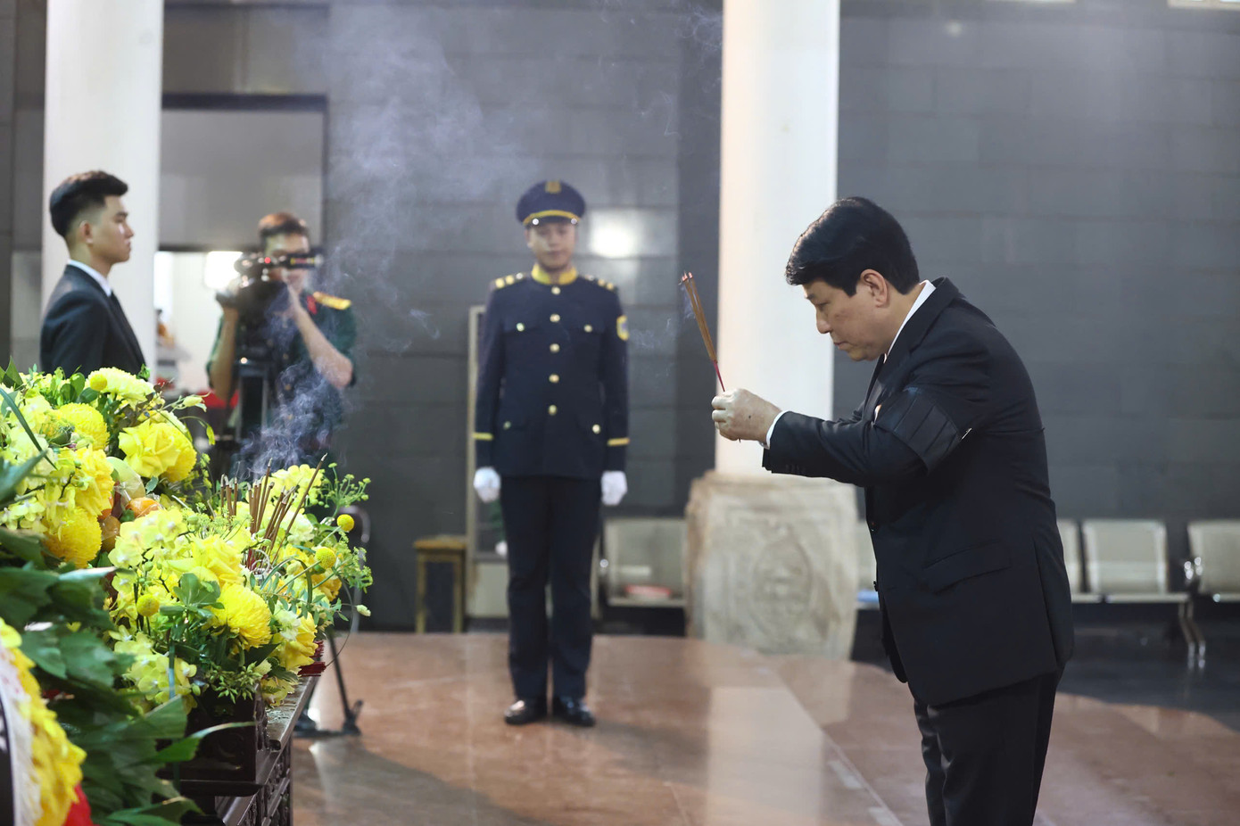 Thường trực Ban Bí thư Lương Cường thắp hương, ghi sổ tang kính viếng PGS Đặng Bích Hà.