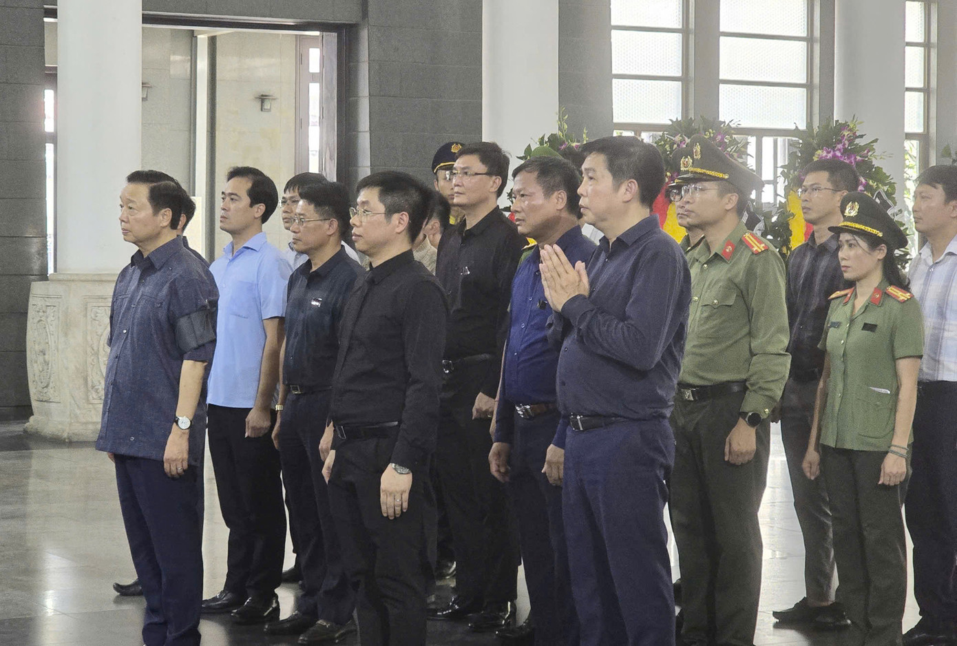 Phó Thủ tướng Chính phủ Trần Hồng Hà, Hồ Đức Phớc thắp hương kính viếng PGS Đặng Bích Hà.