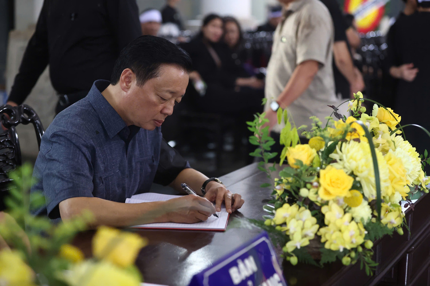 Phó Thủ tướng Chính phủ Trần Hồng Hà, Hồ Đức Phớc thắp hương kính viếng PGS Đặng Bích Hà.