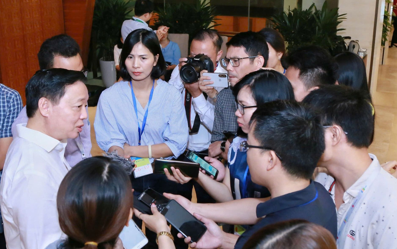 Nhà báo, phóng viên các cơ quan báo chí phỏng vấn Phó Thủ tướng Chính phủ Trần Hồng Hà. Ảnh: Như Ý.