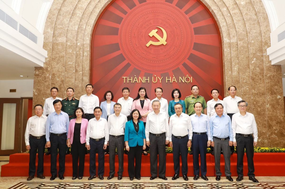 Tổng Bí thư, Chủ tịch nước Tô Lâm, các đại biểu T.Ư chụp ảnh lưu niệm cùng Ban Thường vụ Thành uỷ Hà Nội. Ảnh: Nhật Minh.