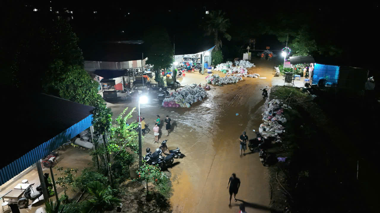 Ngay khu vực xảy ra sự cố vỡ đê, lực lượng chức năng túc trực, canh giữ, theo dõi kỹ những diễn biến liên quan. Ảnh: Hoàng Mạnh Thắng.