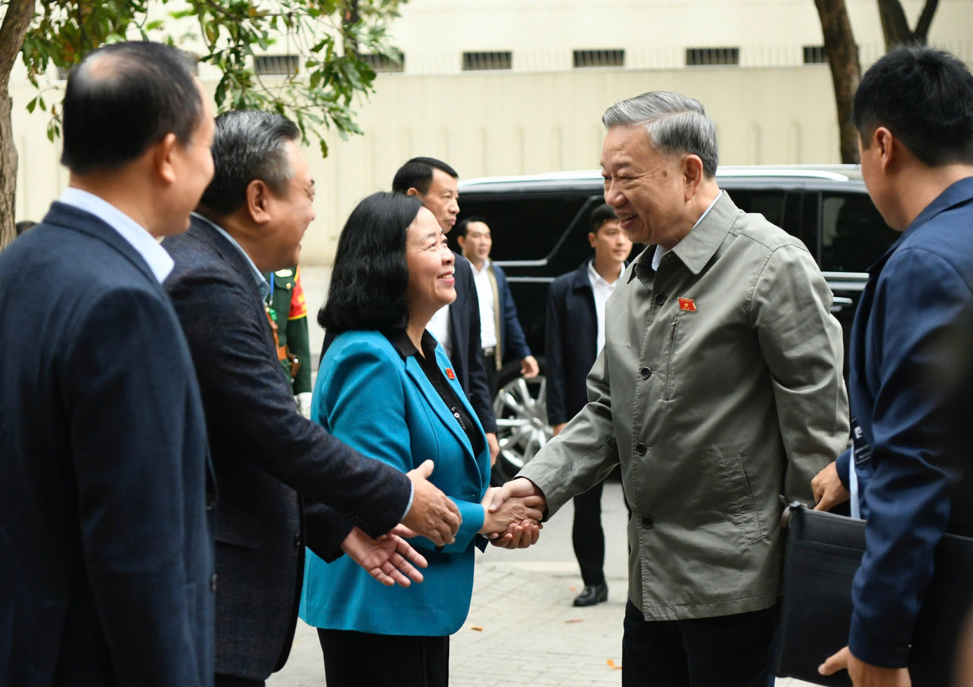 Sáng 3/12, Tổng Bí thư Tô Lâm cùng các đại biểu Quốc hội Đơn vị bầu cử số 1 thành phố Hà Nội (quận Ba Đình, Đống Đa, Hai Bà Trưng) tiếp xúc cử tri sau kỳ họp thứ 8 Quốc hội khoá XV. Trong ảnh: Tổng Bí thư Tô Lâm với lãnh đạo Thành uỷ - HĐND - UBND thành phố Hà Nội. Ảnh: Như Ý.