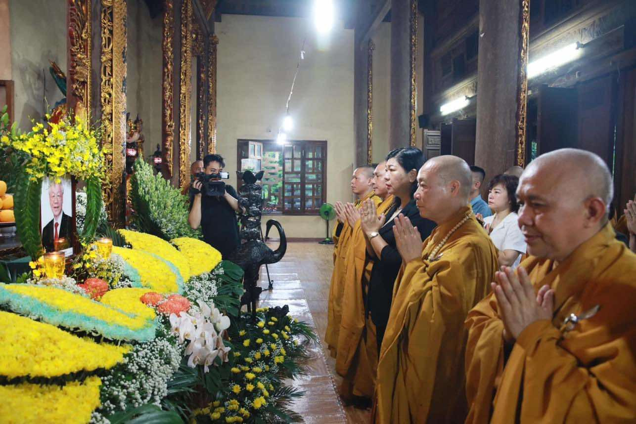 Tăng ni, phật tử dâng hương, tưởng niệm Tổng Bí thư Nguyễn Phú Trọng - vị lãnh đạo lỗi lạc, trọn đời vì nước, vì dân. Ảnh: MTTQ Hà Nội.