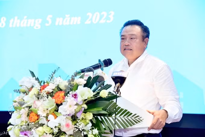 Chủ tịch UBND thành phố Hà Nội Trần Sỹ Thanh đối thoại với công nhân lao động Thủ đô năm 2023. Ảnh: PV.