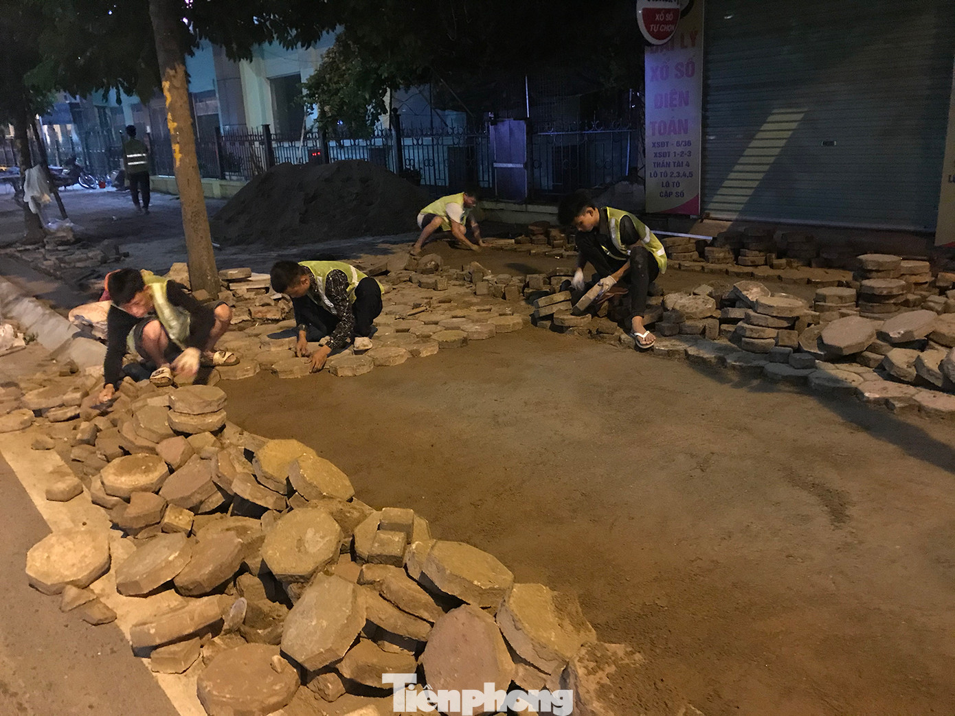 Các công nhân chèn gạch block cải tạo lại vỉa hè phố Trường Chinh. Các công nhân chèn gạch block cải tạo lại vỉa hè phố Trường Chinh.