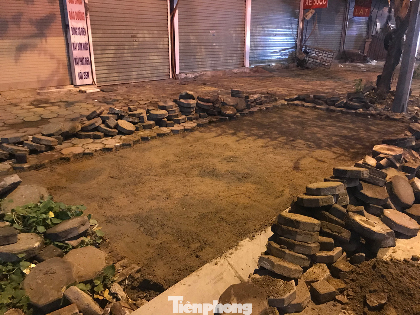 Một đoạn vỉa hè được san gạt bằng phẳng để lát lại gạch block. Một đoạn vỉa hè được san gạt bằng phẳng để lát lại gạch block.