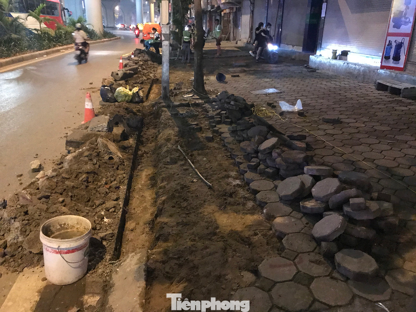 Cùng với việc cải tạo, chỉnh trang, lát lại gạch block trên vỉa hè, bó vỉa vỉa hè cũng sẽ được thay mới - bằng vật liệu bê tông. Cùng với việc cải tạo, chỉnh trang, lát lại gạch block trên vỉa hè, bó vỉa vỉa hè cũng sẽ được thay mới - bằng vật liệu bê tông.