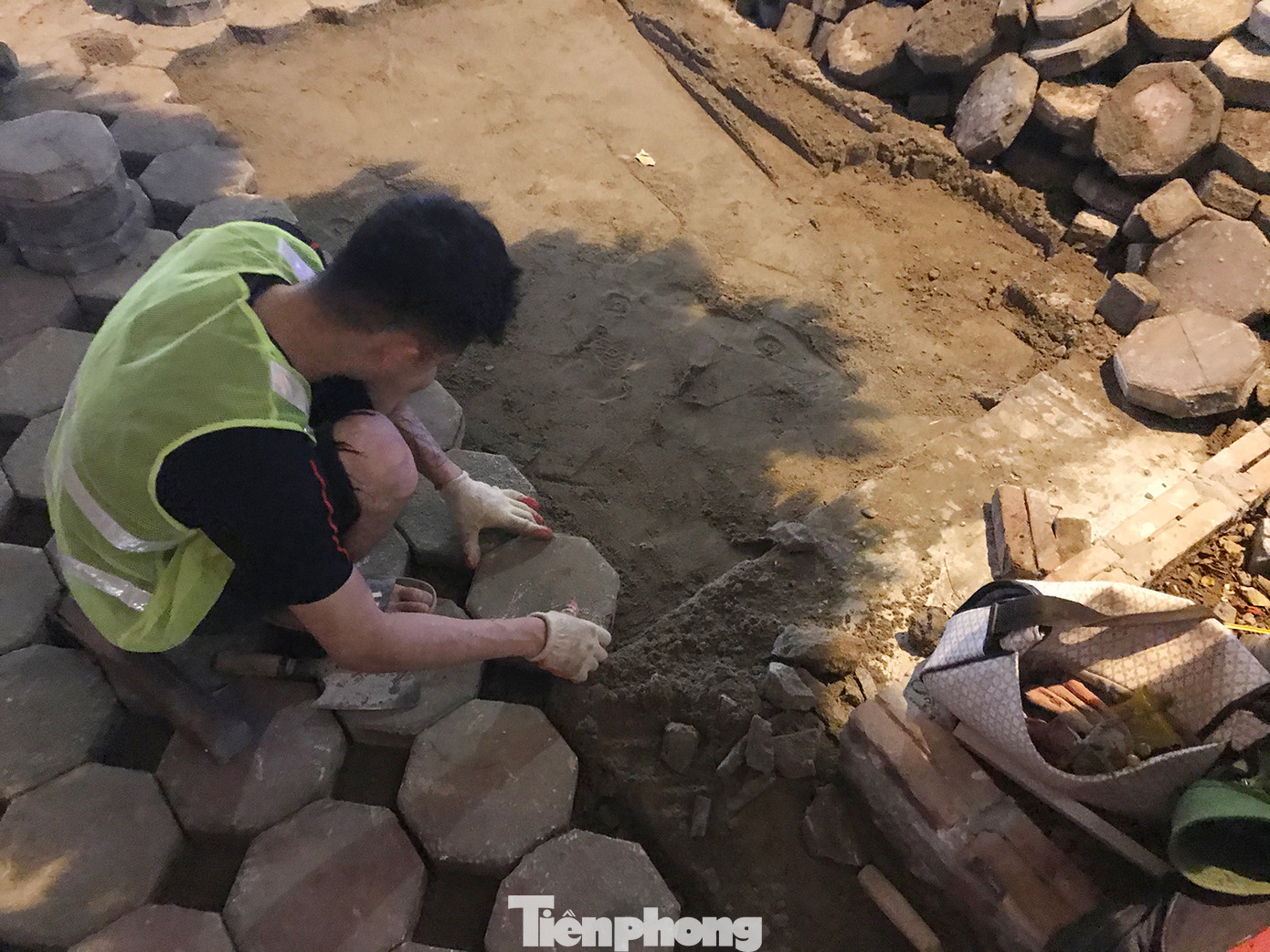 Việc thi công lát gạch block trên vỉa hè khá đơn giản, chỉ cần chèn các viên gạch theo đúng thứ tự, các viên gạch sẽ khớp nối với nhau khá bền chắc. Việc thi công lát gạch block trên vỉa hè khá đơn giản, chỉ cần chèn các viên gạch theo đúng thứ tự, các viên gạch sẽ khớp nối với nhau khá bền chắc.