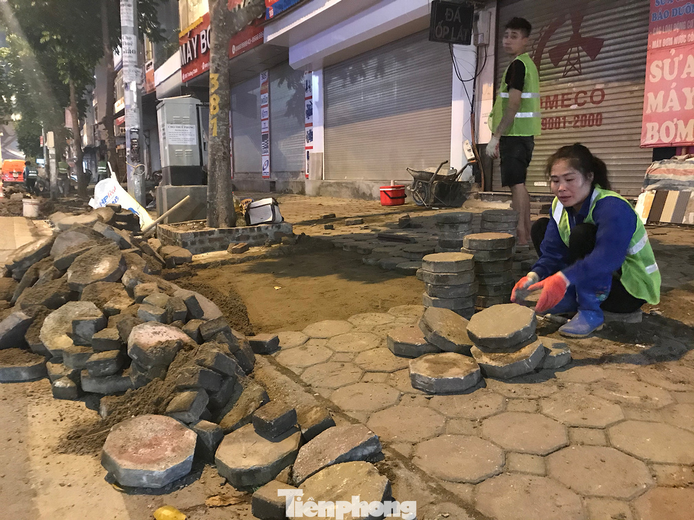 Đáng chú ý, khác với nhiều tuyến phố trên địa bàn Hà Nội thực hiện cải tạo, lát vỉa hè bằng đá tự nhiên, gạch giả đá, thì ở tuyến phố này, công nhân tận dụng toàn bộ gạch block đã cũ, kết hợp bổ sung thêm những viên gạch block mới khi cần thiết. Đáng chú ý, khác với nhiều tuyến phố trên địa bàn Hà Nội thực hiện cải tạo, lát vỉa hè bằng đá tự nhiên, gạch giả đá, thì ở tuyến phố này, công nhân tận dụng toàn bộ gạch block đã cũ, kết hợp bổ sung thêm những viên gạch block mới khi cần thiết.