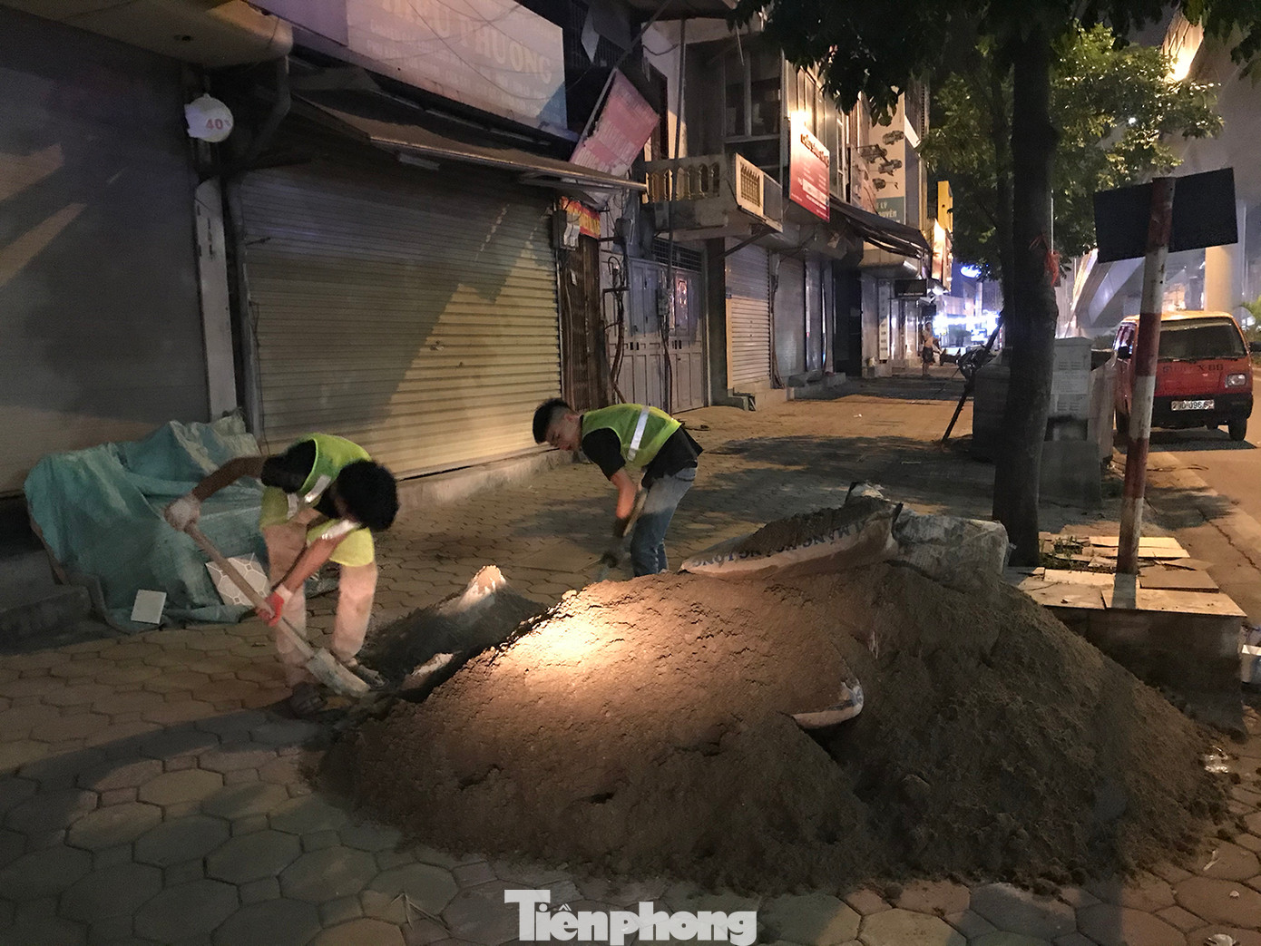 Công nhân trộn cát với xi măng để lát nền trước khi chèn gạch block trên vỉa hè. Công nhân trộn cát với xi măng để lát nền trước khi chèn gạch block trên vỉa hè.