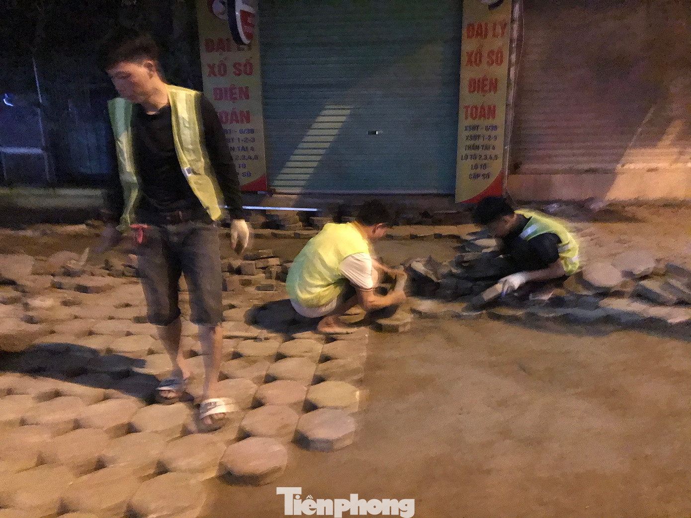 Theo một số chuyên gia về đô thị, việc các tuyến vỉa hè lát bằng gạch block tự chèn sẽ giúp tiết kiệm được chi phí đầu tư, hơn nữa, còn giúp thẩm thấu nước mưa dễ hơn, tránh gây ngập úng cục bộ. Theo một số chuyên gia về đô thị, việc các tuyến vỉa hè lát bằng gạch block tự chèn sẽ giúp tiết kiệm được chi phí đầu tư, hơn nữa, còn giúp thẩm thấu nước mưa dễ hơn, tránh gây ngập úng cục bộ.