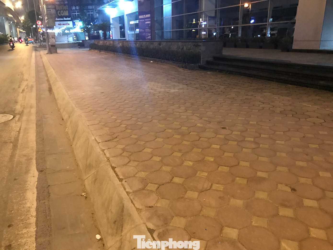 Một đoạn vỉa hè phố Trường Chinh khi cải tạo xong. Một đoạn vỉa hè phố Trường Chinh khi cải tạo xong.