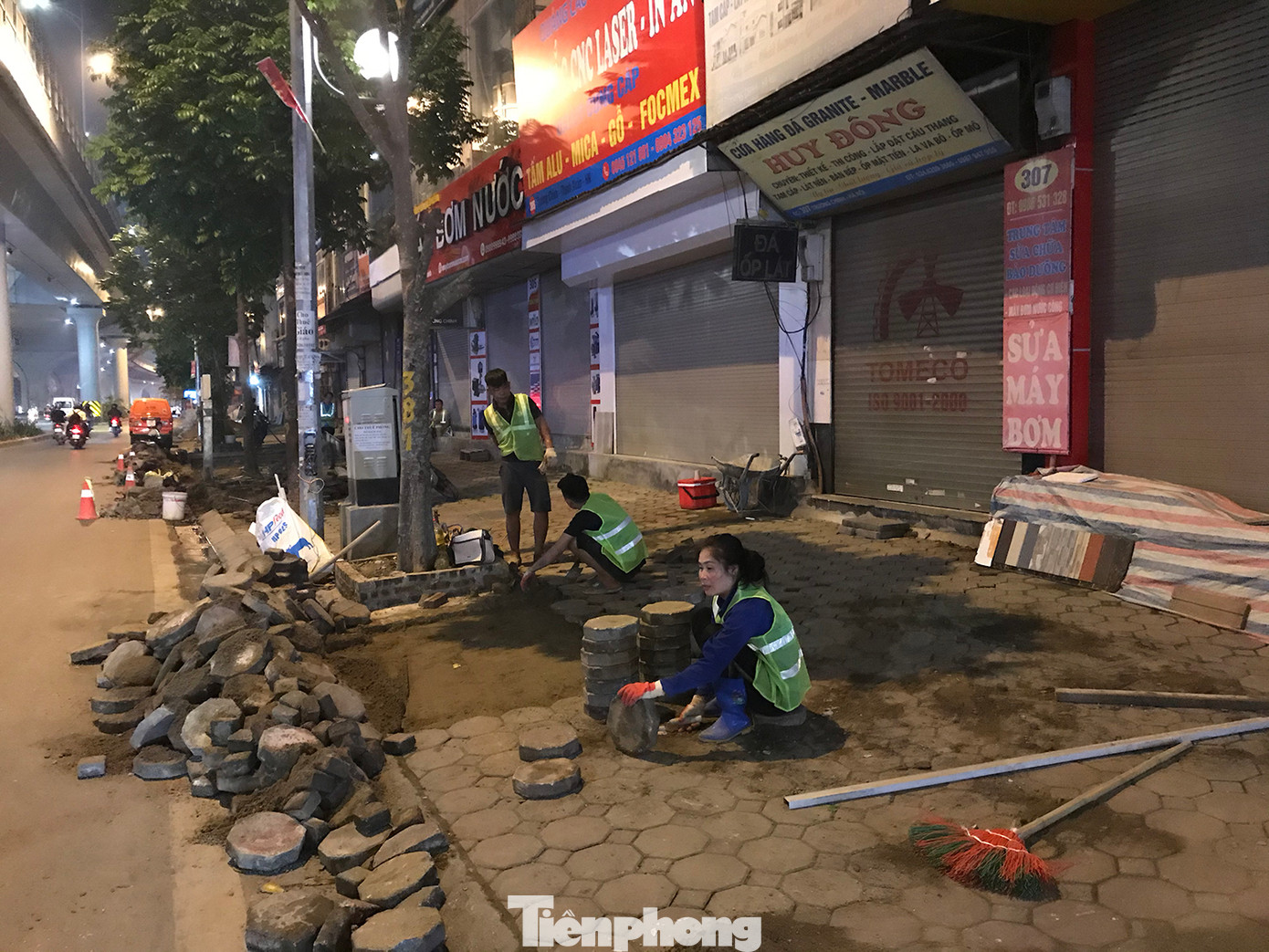 Trong ảnh, nữ công nhân đang vệ sinh lại gạch block cũ để cải tạo vỉa hè tuyến phố Trường Chinh. Trong ảnh, nữ công nhân đang vệ sinh lại gạch block cũ để cải tạo vỉa hè tuyến phố Trường Chinh.