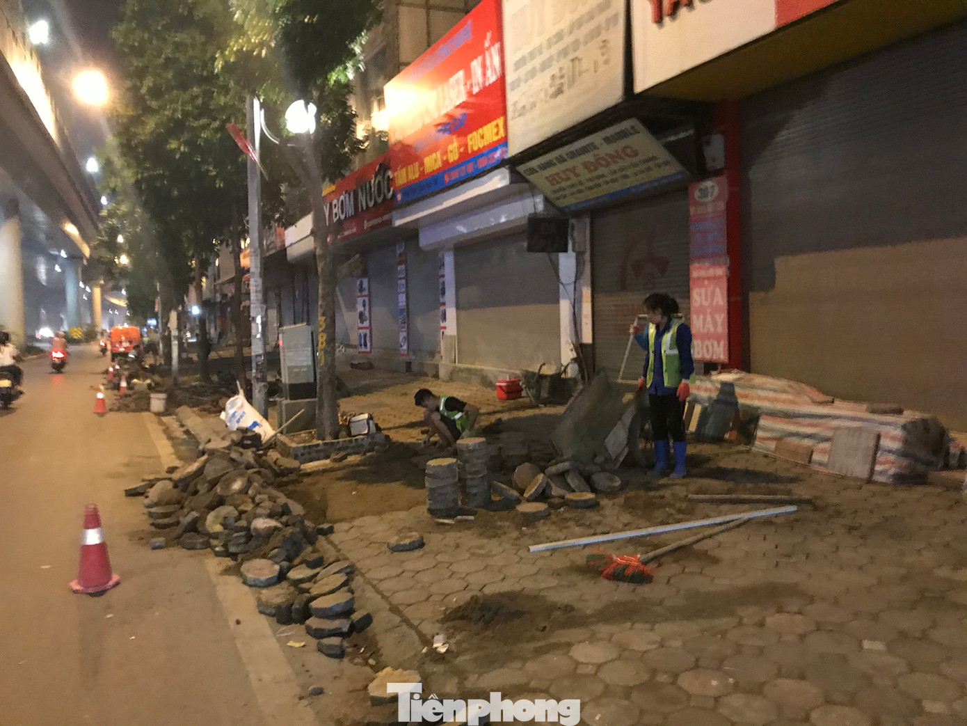 Những ngày gần đây, vỉa hè tuyến phố Trường Chinh (quận Thanh Xuân, Hà Nội) đang được thi công cải tạo. Các công nhân thường làm việc lúc nửa đêm để tránh ảnh hưởng đến giao thông đi lại của người dân. Những ngày gần đây, vỉa hè tuyến phố Trường Chinh (quận Thanh Xuân, Hà Nội) đang được thi công cải tạo. Các công nhân thường làm việc lúc nửa đêm để tránh ảnh hưởng đến giao thông đi lại của người dân.