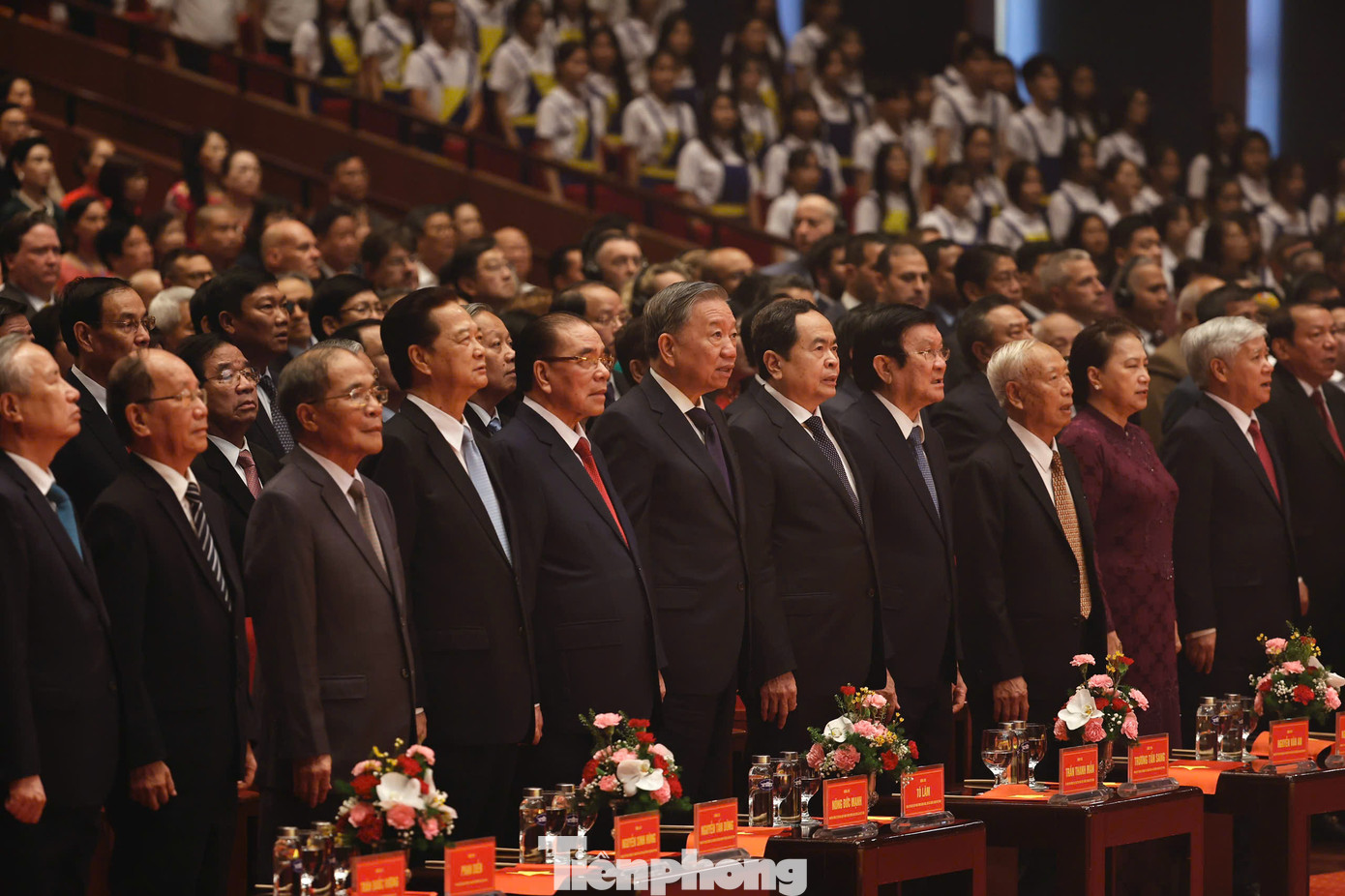 Các đại biểu dự lễ kỷ niệm chào cờ, hát Quốc ca tại Lễ kỷ niệm. Ảnh: Như Ý.