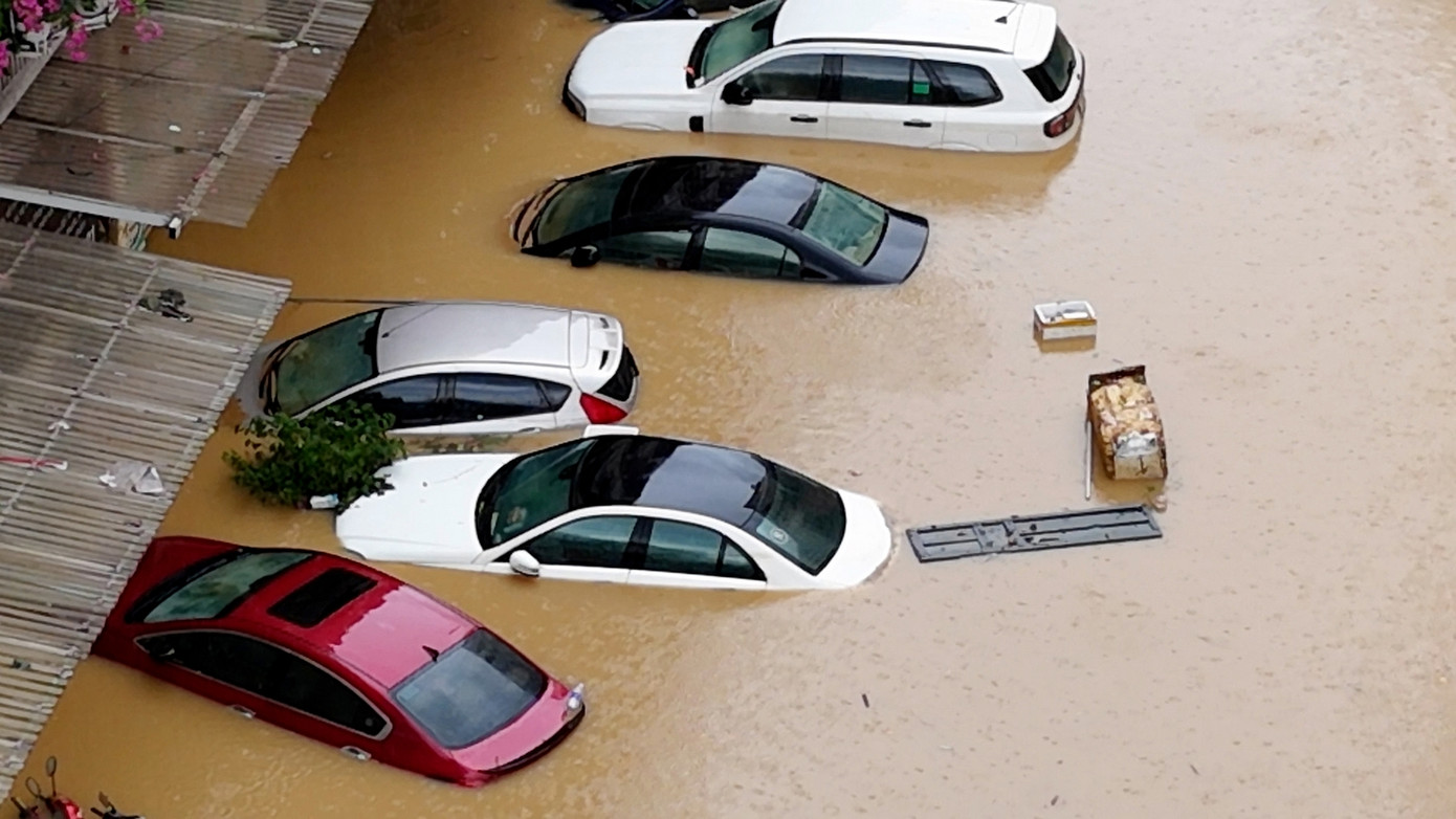 Theo chia sẻ của người dân, do sợ nước dâng lên ngập xe, họ đã để xe lên khu vực sân chung cư, thậm chí, cẩn thận kê xe cao trên các viên gạch, nhưng không ăn thua so với mực nước lũ. Ảnh: Hoàng Mạnh Thắng.