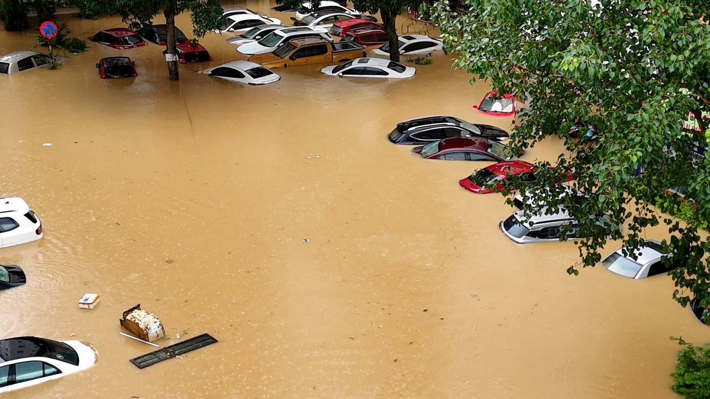 Khi ở cao điểm lũ, những chiếc xe ô tô trong ảnh chìm nghỉm, không còn dấu vết. Trong ảnh là thời điểm nước lũ đã rút một phần, nhiều ô tô "trồi lên". Ảnh: Hoàng Mạnh Thắng.