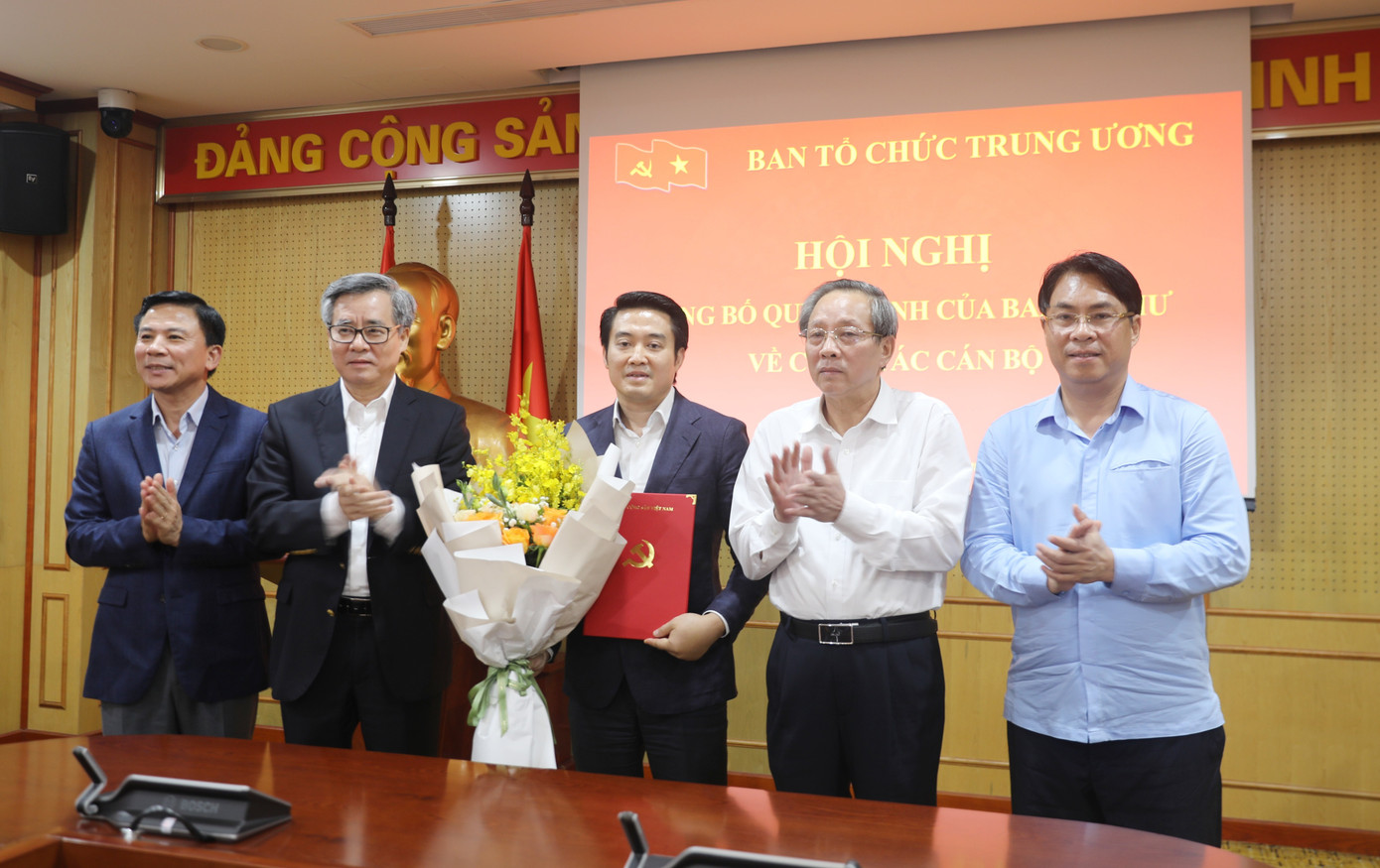 Lãnh đạo Ban Tổ chức T.Ư chúc mừng ông Trần Anh Tuấn được điều động, bổ nhiệm làm Trợ lý Trưởng Ban Tổ chức T.Ư. Ảnh: Ban Tổ chức T.Ư.