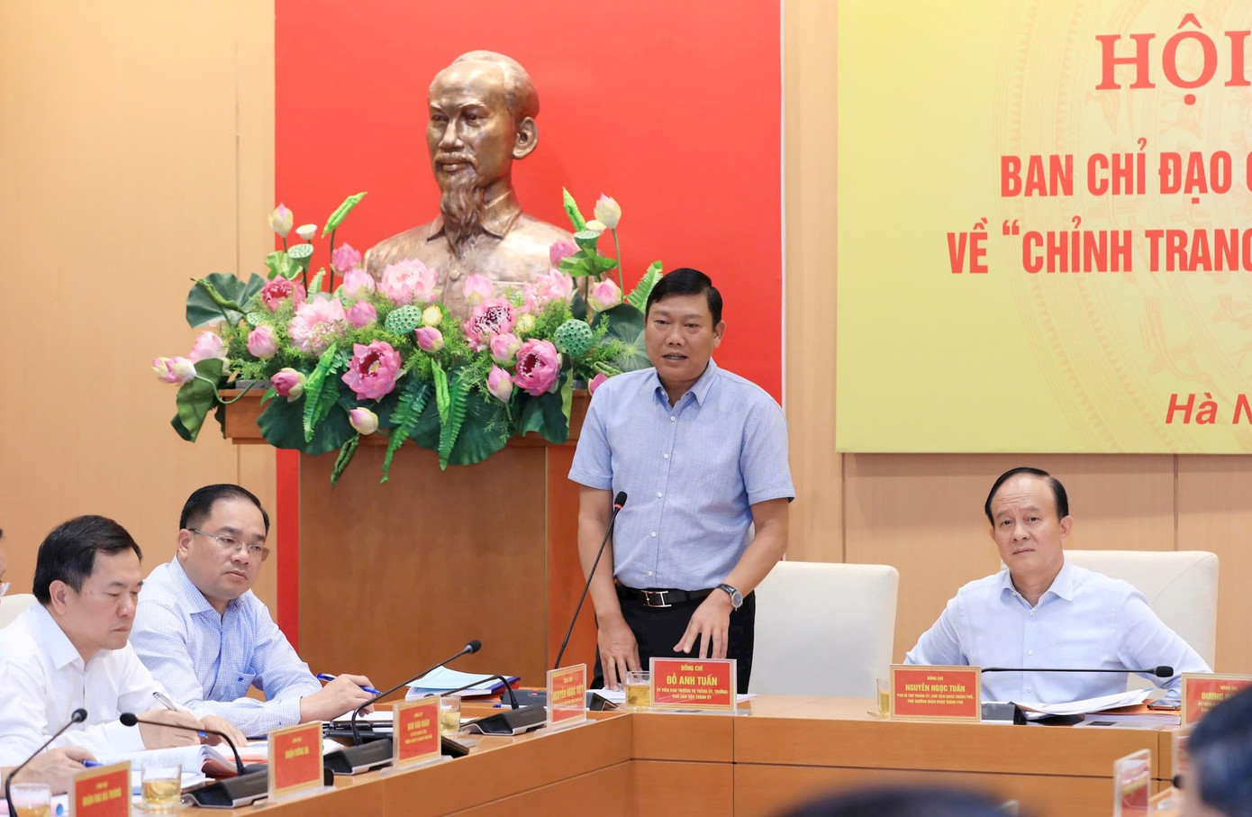 Trưởng ban Dân vận Thành ủy Hà Nội Đỗ Anh Tuấn phát biểu tại hội nghị. Ảnh: PV.