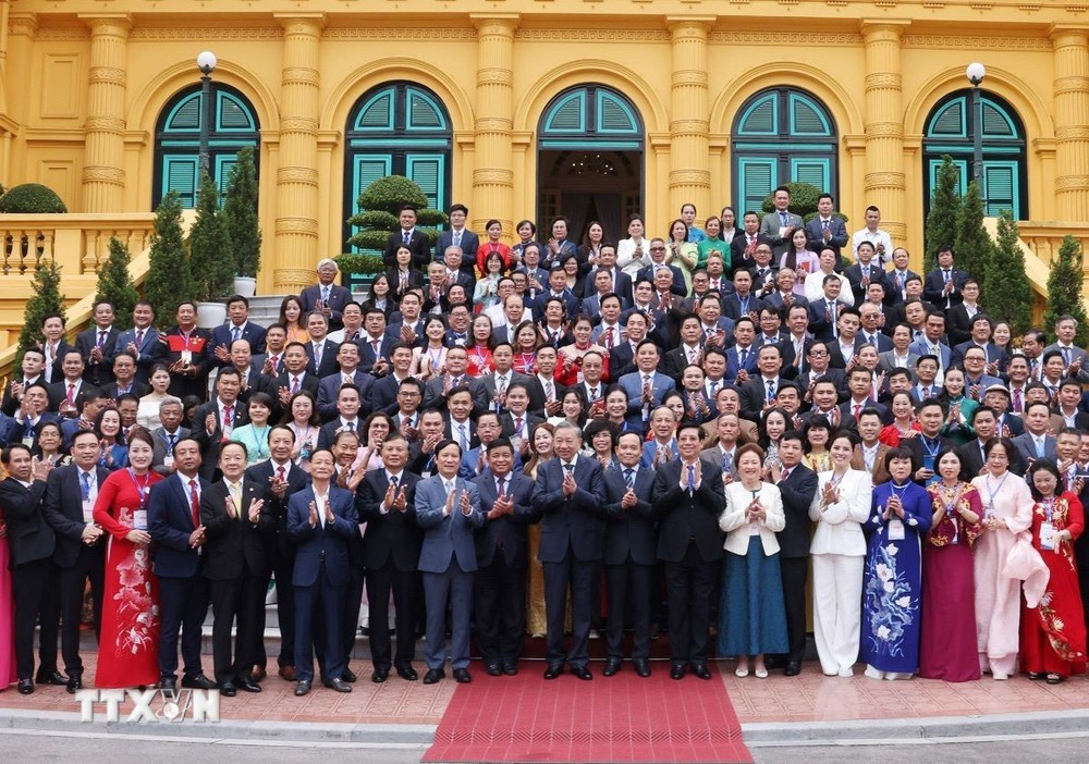 Tổng Bí thư, Chủ tịch nước Tô Lâm với các đại biểu dự buổi gặp mặt. Ảnh: TTXVN.