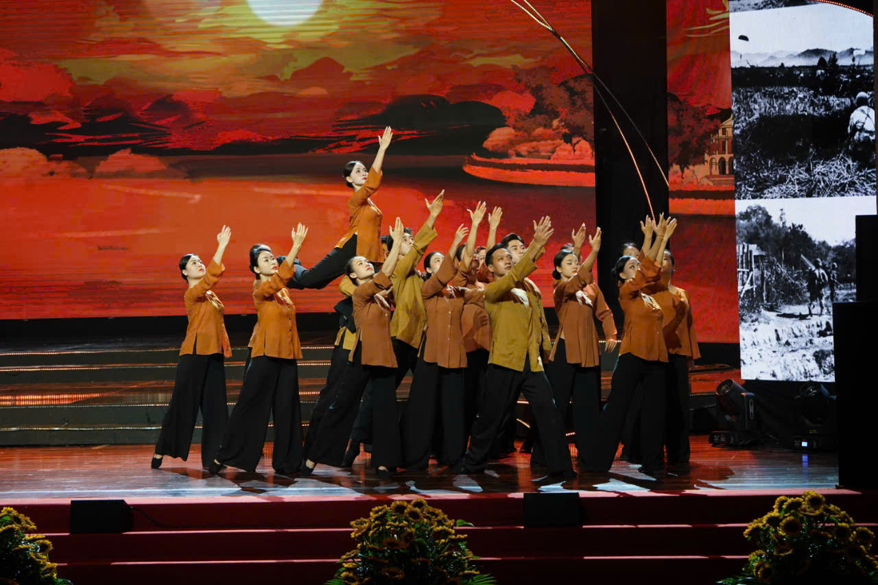 Các tiết mục văn nghệ tại chương trình. Ảnh: Hoàng Mạnh Thắng. Các tiết mục văn nghệ tại chương trình. Ảnh: Hoàng Mạnh Thắng.