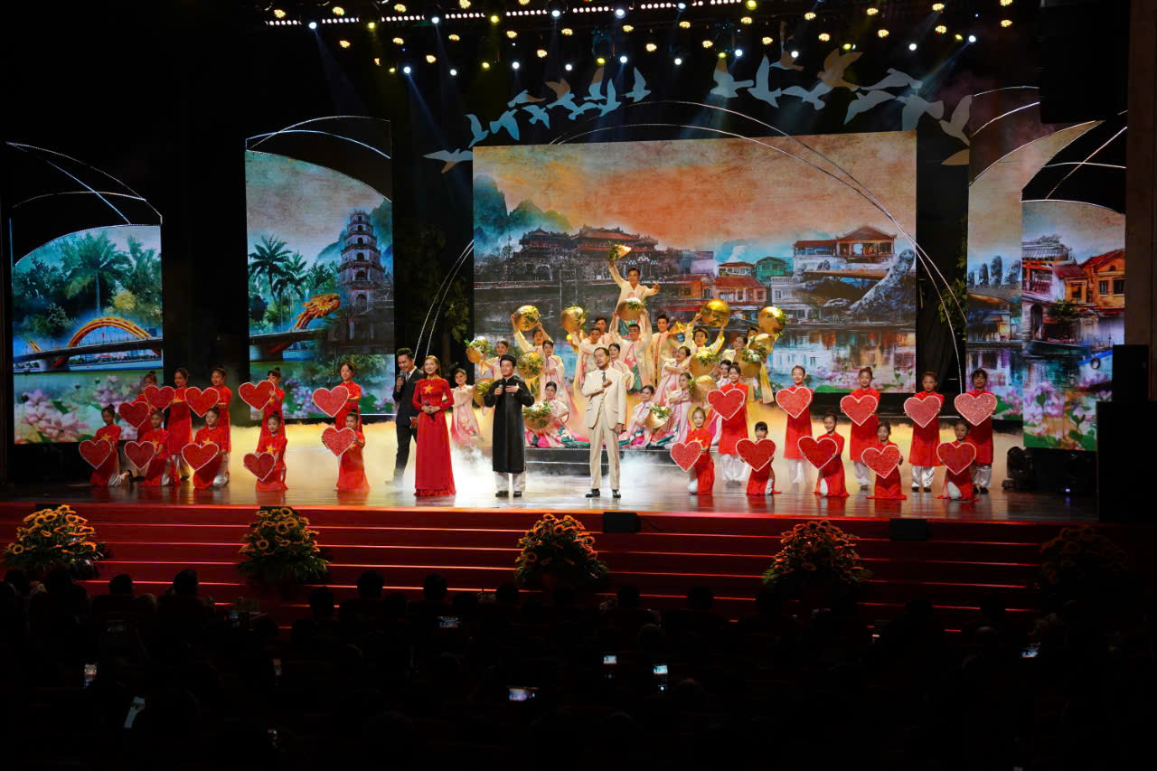 Các tiết mục văn nghệ tại chương trình. Ảnh: Hoàng Mạnh Thắng. Các tiết mục văn nghệ tại chương trình. Ảnh: Hoàng Mạnh Thắng.
