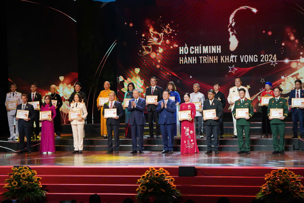 Tổng Bí thư Tô Lâm và Trưởng Ban Tuyên giáo Trung ương Nguyễn Trọng Nghĩa trao tặng Giấy chứng nhận và Biểu trưng tôn vinh 25 điển hình tiêu biểu toàn quốc trong học tập và làm theo tư tưởng, đạo đức, phong cách Hồ Chí Minh. Ảnh: Hoàng Mạnh Thắng. Tổng Bí thư Tô Lâm và Trưởng Ban Tuyên giáo Trung ương Nguyễn Trọng Nghĩa trao tặng Giấy chứng nhận và Biểu trưng tôn vinh 25 điển hình tiêu biểu toàn quốc trong học tập và làm theo tư tưởng, đạo đức, phong cách Hồ Chí Minh. Ảnh: Hoàng Mạnh Thắng.