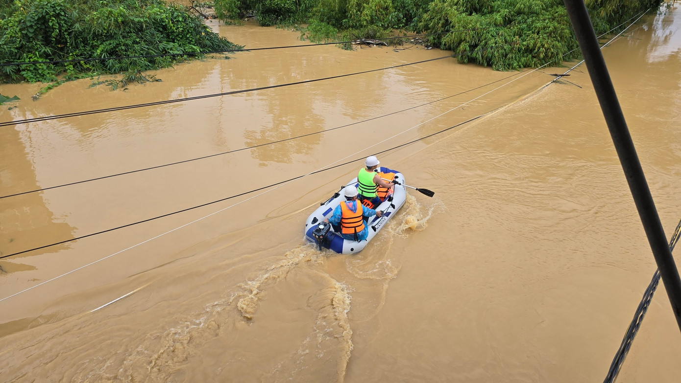 Lực lượng chức năng đi thuyền cỡ nhỏ vào cứu trợ người dân ở phường Quang Vinh (thành phố Thái Nguyên). Lực lượng chức năng đi thuyền cỡ nhỏ vào cứu trợ người dân ở phường Quang Vinh (thành phố Thái Nguyên).