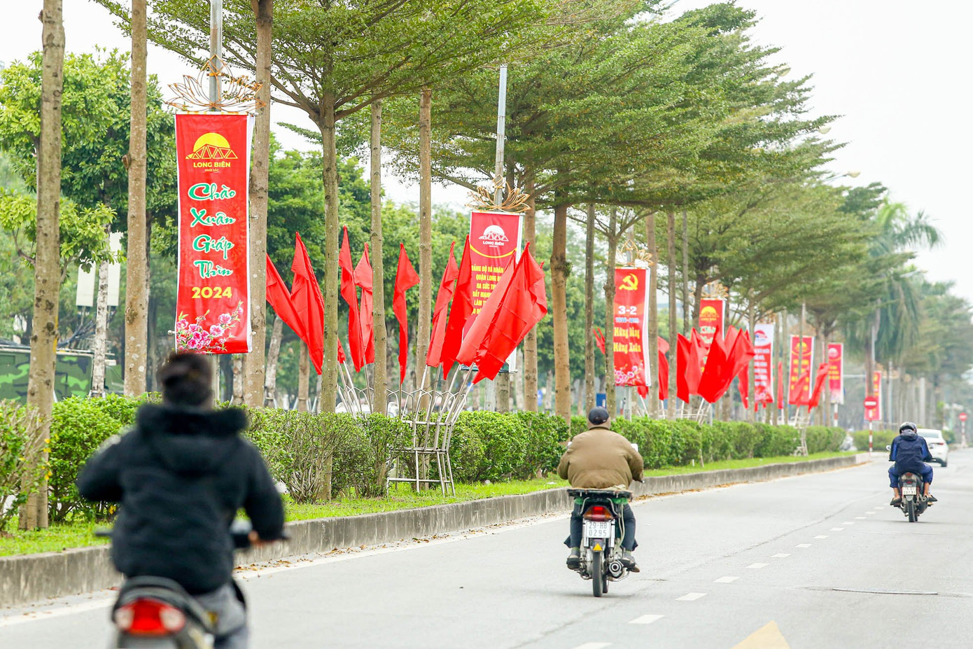 Đường phố quận Long Biên được trang hoàng chào mừng kỷ niệm 94 năm ngày thành lập Đảng và chào mừng Xuân Giáp Thìn 2024. Ảnh: Duy Phạm. Đường phố quận Long Biên được trang hoàng chào mừng kỷ niệm 94 năm ngày thành lập Đảng và chào mừng Xuân Giáp Thìn 2024. Ảnh: Duy Phạm.