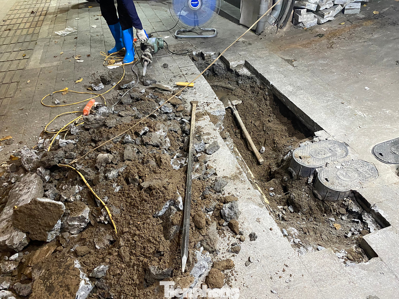 Theo ghi nhận của phóng viên, nhiều đoạn vỉa hè lát đá tự nhiên bị cày xới. Ảnh: Trường Phong.