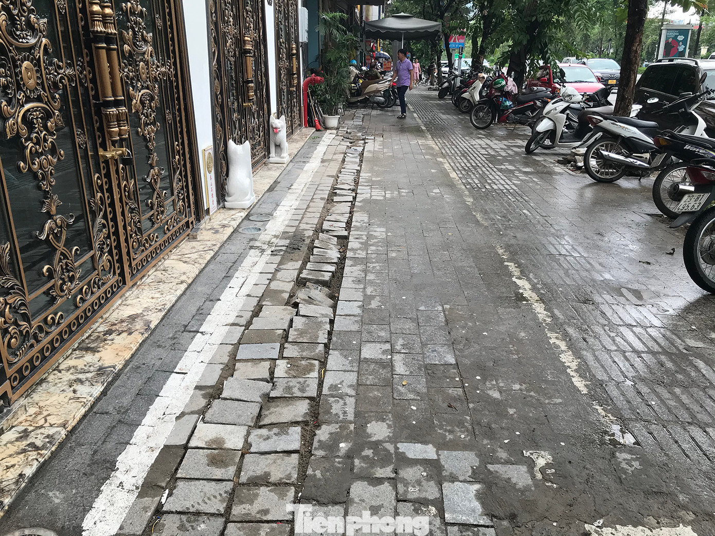 Dọc phố Văn Cao, vỉa hè lát đá tự nhiên bị cắt xẻ, hư hỏng dù chỉ mấy năm trước mới hoàn thiện cải tạo, chỉnh trang. Việc này gây băn khoăn dư luận về sự lãng phí. Ảnh: Trường Phong.