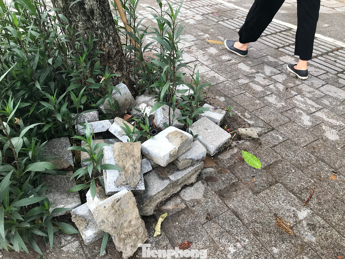 Những viên đá lát vỉa hè bị vỡ vụn sau khi đào lên, dường như không thể tái sử dụng. Ảnh: Trường Phong.