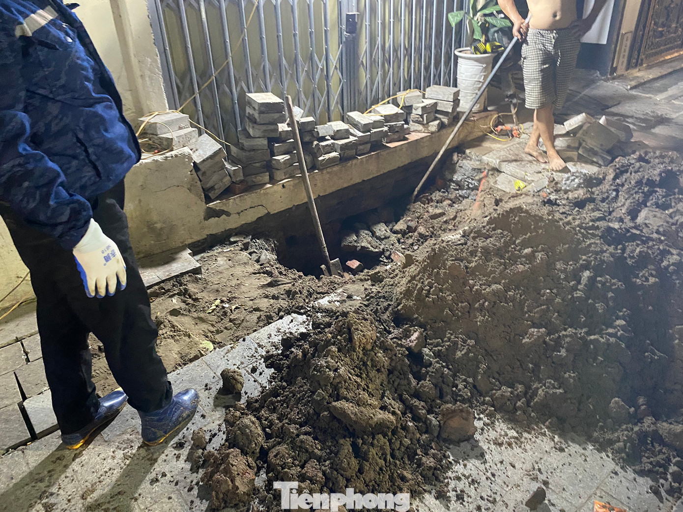 Nhiều khu vực vỉa hè bị phá hỏng kết cấu. Ảnh: Trường Phong.