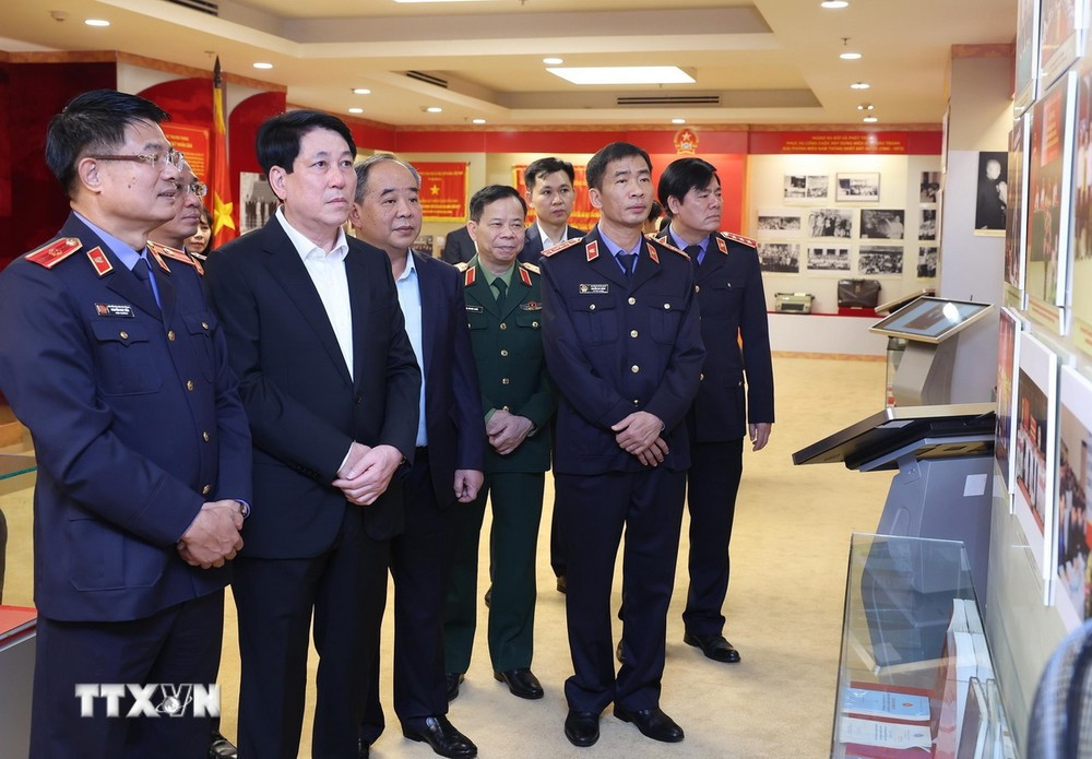 Chủ tịch nước Lương Cường tham quan phòng truyền thống Ngành Kiểm sát Nhân dân. Ảnh: TTXVN.