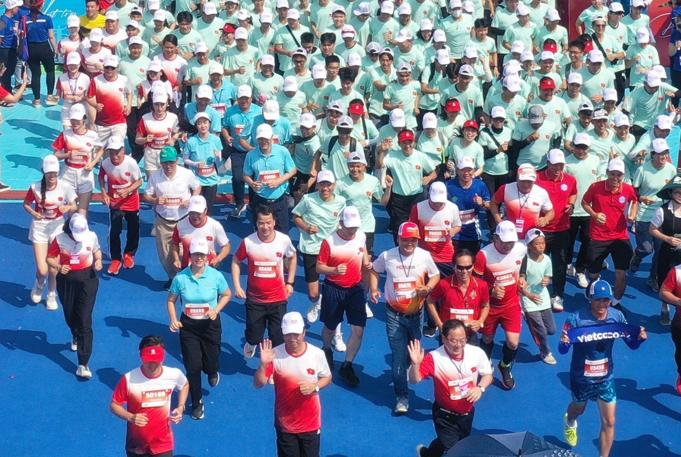 Bí thư T.Ư Đoàn Ngô Văn Cương chạy đồng hành cùng các đại biểu khách mời dự Lễ khai mạc Giải Vô địch Quốc gia Marathon và cự ly dài báo Tiền Phong lần thứ 65 - năm 2024. (Ảnh: Hồng Vĩnh - Phạm Duy) Bí thư T.Ư Đoàn Ngô Văn Cương chạy đồng hành cùng các đại biểu khách mời dự Lễ khai mạc Giải Vô địch Quốc gia Marathon và cự ly dài báo Tiền Phong lần thứ 65 - năm 2024. (Ảnh: Hồng Vĩnh - Phạm Duy)